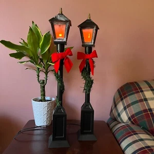 2 BYERS CHOICE CAROLERS ELECTRIC STREET LAMP POST LIGHTS FLICKERING BULB 22” - Picture 1 of 2