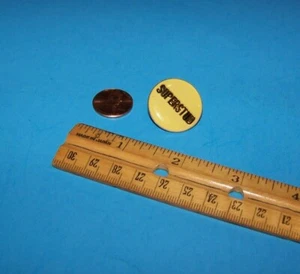 "Pin Vintage Años 80 "SUPERESTUDIO"" ""¡Completa Tu Colección Hoy!" - Imagen 1 de 2
