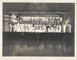 Actores náuticos de teatro marineros en el escenario (¿Gilbert & Sullivan?) Foto vintage - Imagen 1 de 1