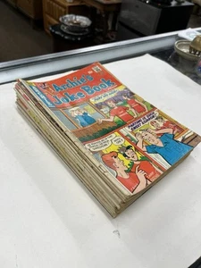 Mixed Lot Of 18 Comic Books, Archie, Hot Stuff, Richie Rich, Etc - Picture 1 of 6