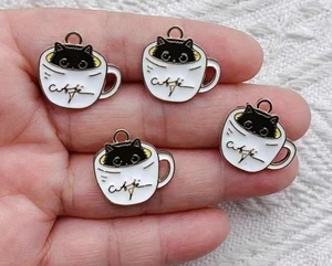 X 2  breloques petit chat dans sa tasse de café, métal environs 2 x 1.9 cm. - Picture 1 of 1