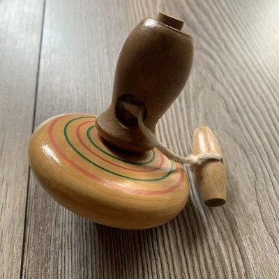 Trottola in legno. Con meccanismo di lancio. - Immagine 1 di 4