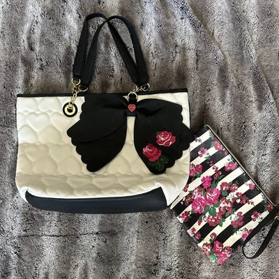 Bolso de Mano Betsey Johnson Negro Blanco Imitación Cuero Acolchado Corazones Arcos + Muñequera Foto 1 de 4