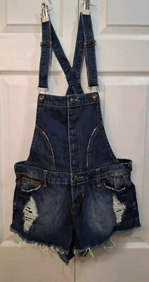 Macacão jeans desgastado babadores azul asfalto curto júnior pequeno lavagem ácida - Imagem 1 de 4