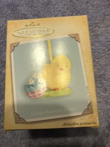 Hallmark 2004 Keepsake CHICKY'S BOUNCING DAISIES Spring Ornament.  Porcelain - Picture 1 of 3