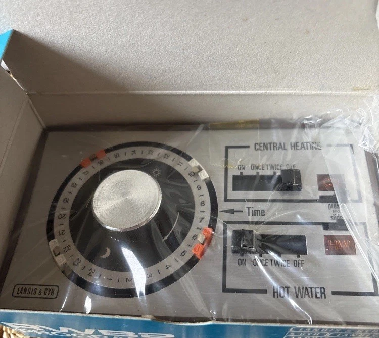 LANDIS & GYR RWB2 - HEATING & HOT WATER TIME CLOCK TIME SWITCH  NEW IN BOX - Image 1 of 1
