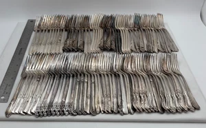 100 verschiedene Vintage versilberte Tafelgabeln/Platzgabeln - Lot#318 - Bild 1 von 3