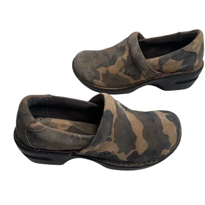 Born B.O.C. Zapatos zuecos informales cómodos de gamuza de cuero camuflaje para mujer 8/39M grunge Foto 1 de 4