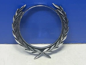 INSIGNIA EMBLEMA ORNAMENTO CENTRAL FALTANTE ESCUDO FORD VINTAGE A6 - Imagen 1 de 3