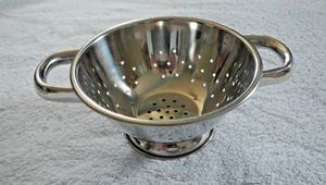 VINTAGE - STAINLESS STEEL - FOOTED 6" COLANDER - SMALL - 1 QUART - WITH HANDLES - Picture 1 of 12