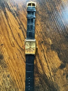 Orologio Vintage Uomo Seiko Quarzo Slim Barrel Quadrante Oro Pelle Nera Elegante - Foto 1 di 5