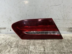 LUZ INTERIOR MALETERO MERCEDES CLASE E W238 LADO PASAJERO ♻️ A2389067301 - Imagen 1 de 4
