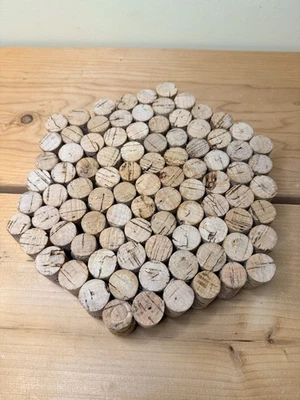 Remache de corcho de vino / almohadilla caliente decoración ~ 10” x 9” hecho a mano - en forma de pentágono Foto 1 de 4