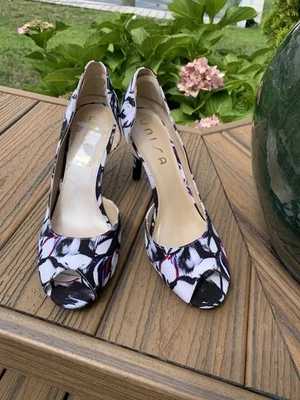 全新! Unisa Jubilee 黑色/白色花卉露趾高跟鞋,尺寸 10 3.5 英寸 👠 — 第 1/4 张图片