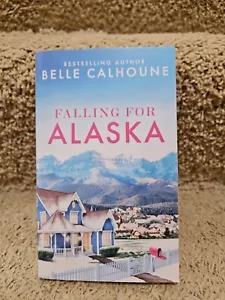 Falling for Alaska von Belle Calhoune (2024, Massenmarkt) - Bild 1 von 3