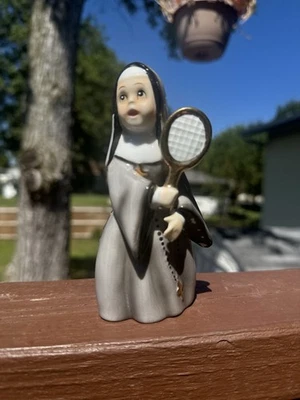 Monja Norcrest 1956 vintage jugando al tenis en hábito cerámica 2 Foto 1 de 4