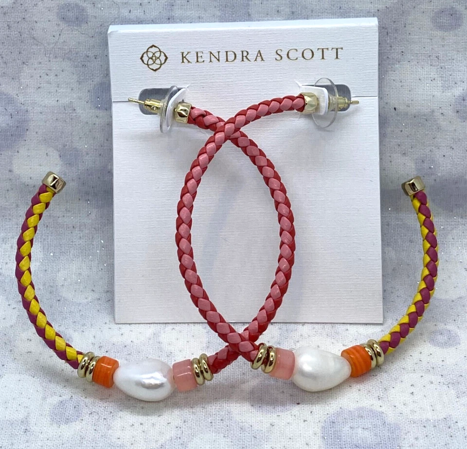 Pendientes de aro Kendra Scott Raven en mezcla de coral cuero perla tono dorado Foto 1 de 4