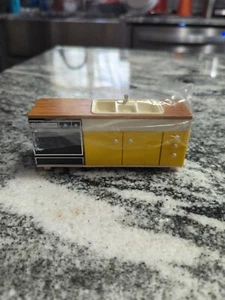 Muebles para casa de muñecas vintage Tomy - fregadero armario lavavajillas nuevo stock antiguo - Imagen 1 de 8