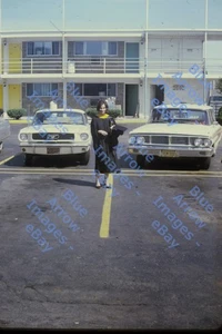 Scivolo 35 mm 1966 Ford Mustang Ford Woody Station Wagon Motel ragazza laureata #8350 - Foto 1 di 1