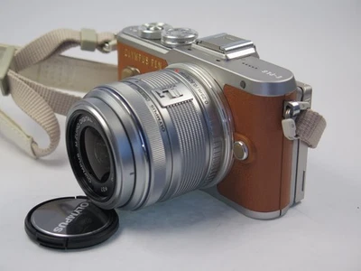 OLYMPUS PEN E-PL8 braun / inkl. M.Zuiko 14-42 mm Objektiv - Bild 1 von 4