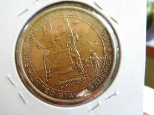 EG APOLLO XI 11 NASA LANDER 1969 CHALLENGE COIN FOOTPRINTS ON THE MOON LEAP MAN - Foto 1 di 4