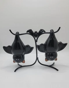 2025 Cracker Barrel Halloween 3 Pc Set Hanging Bats Salt & Pepper Shaker NEW - Picture 1 of 7