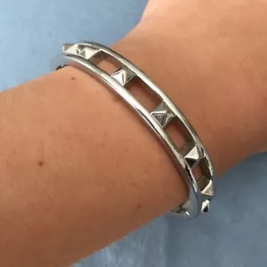 "Brazalete con tachuelas estrella - diseños Premier - chapado en plata, brazalete, 7 1/2" - Imagen 1 de 1