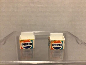 Vintage Tomy Puppenhaus Küche Zubehör zwei Pepis Sixpack Koffer keine Flaschen - Bild 1 von 5