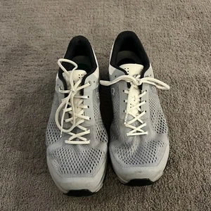 On Cloud Surfer Damen-Sportlaufschuhe gletscherschwarz Größe 11 - Bild 1 von 7