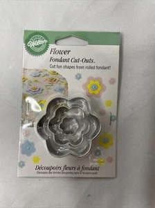Wilton 3 Stück abgestufte Größen Blume Fondant Ausschnitte Ausstecher Neu in der Packung - Bild 1 von 2