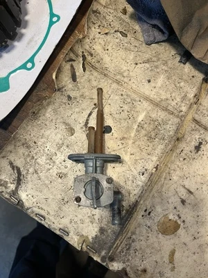 Yamaha IT125/185/250/400 Fuel Petcock - Image 1 of 3