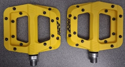 Pedales RaceFace Chester - Plataforma, compuesto, 9/16", amarillo, pasadores reemplazables Foto 1 de 4