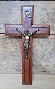 LBC B2/ ANCIEN CRUCIFIX MURAL EN BOIS ET REGULE DORE..INRI.. HAUTEUR  35CM.... - Picture 1 of 4