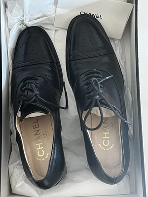 Zapatos de vestir Oxford de cuero negro para mujer Chanel talla 36 hechos en Francia Foto 1 de 4