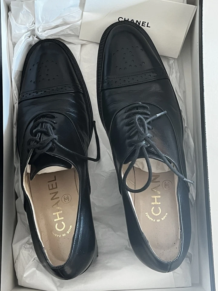 Zapatos de vestir Oxford de cuero negro para mujer Chanel talla 36 hechos en Francia Foto 1 de 4