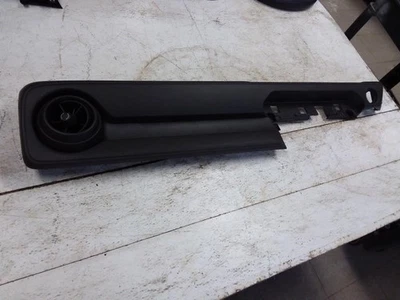 Chevrolet Colorado 2023 pasajero lado derecho cubierta central con bisel de tablero Airvent Foto 1 de 4