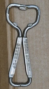 Abridor de botellas con llave de iglesia vintage "recién actualizado con" "siete arriba" - 2 caras  - Imagen 1 de 12