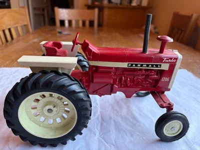 1966 Farmall Int'l. 1206 farm toy tractor in 1/16th scale w/ white fenders - Image 1 of 4