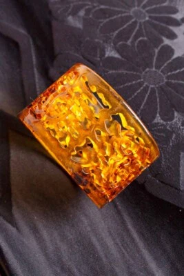 Vintage Armreif Bernstein Look Acryl Acetat Cut-Out Modeschmuck - Bild 1 von 4