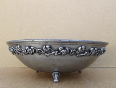 ancienne coupe en étain signé Les Étains De Paris décor grappe raisin feuillage - Photo 1/4