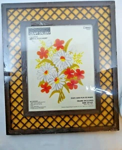 1981 Gänseblümchen Paragon 8062 braun Gitter Kunststoffrahmen Crewel Kit versiegelt - Bild 1 von 10