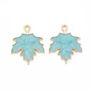10 colgantes dijes en forma de hoja de arce chapados en oro con detalle esmalte turquesa - Imagen 1 de 2
