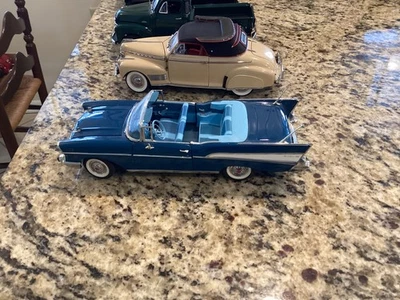The Danbury Mint 1:24 1957 Chevrolet Bel Air Convertible BLUE - Image 1 of 4