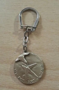 Portachiavi Metal Medaglia Militare LA FEDE E' SCINTILLA DEL MIO FUOCO 121° RGT - Foto 1 di 2