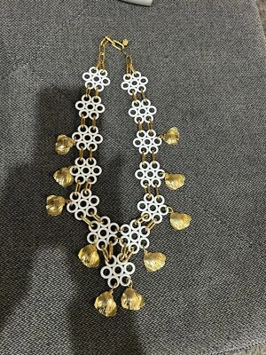 Collar estilo vintage de gran tamaño de plástico con flores y pétalos enchapados en oro Foto 1 de 4