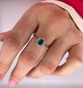 Anillo de Oro Blanco 18kt. con Diamantes Naturales Y Esmeralda Natural - Imagen 1 de 4