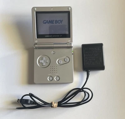 Sistema portátil Nintendo Game Boy Advance SP - plateado - con cargador en funcionamiento Foto 1 de 4