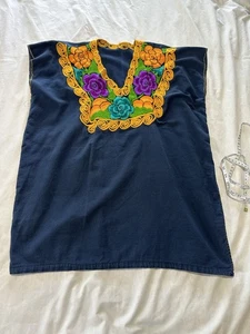Camicetta messicana ricamata a mano - blu navy con dettagli floreali luminosi - grande - Foto 1 di 4