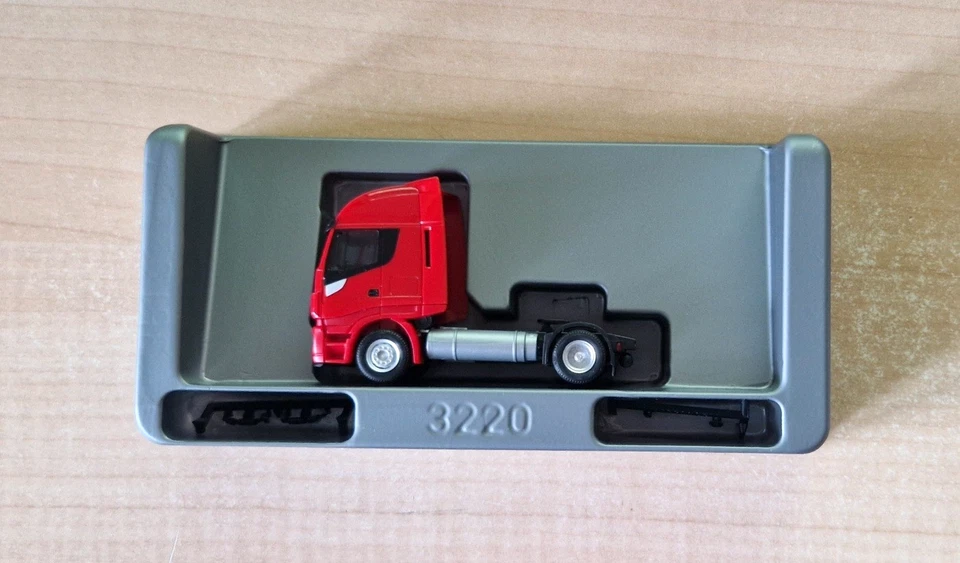 Herpa 312233 IVECO STRALIS XP NP trattore stradale neutro rosso 1:87 - Immagine 1 di 4