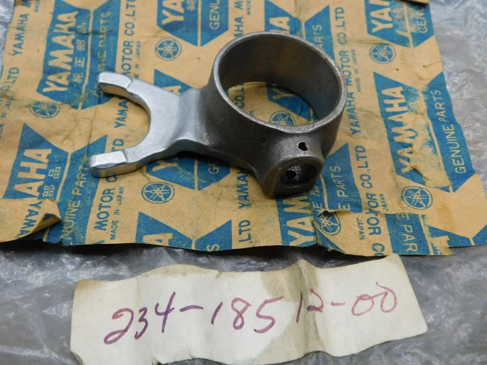 Garfo de câmbio de marchas OEM novo na caixa 2, 1969 1970 Yamaha L5T, L5TA Trailmaster, 234-18512-00 - Imagem 1 de 1